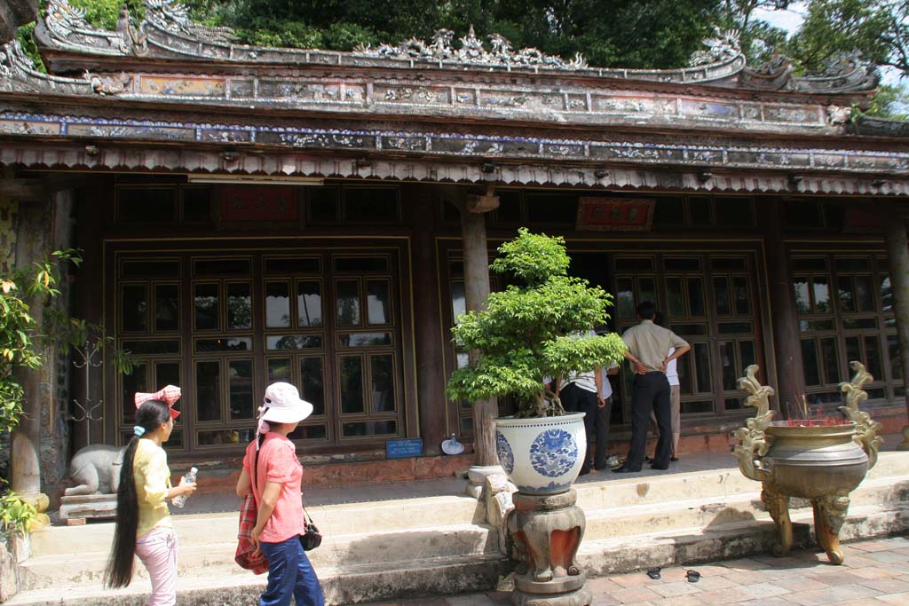 Điện Hòn Chén – nơi Vua Đồng Khánh từng xưng thánh. Ảnh: Thy Yến Đặc biệt, từ vị thế vua - một người đứng trên bách thần để phong thần - ông đã hoà nhập mình vào với thế giới thiêng liêng, đồng hoá giữa con người thật với thần linh khi tự nguyện biến mình thành một trong thất thánh ở điện Huệ Nam. Không những thế, vai vế của ông cũng chỉ là em út trong 7 vị đó. Đây là một việc làm mà xưa nay chưa thấy xảy ra đối với các vua chúa của Việt Nam. Cùng với việc phong thánh cho mình, Đồng Khánh đã sắc phong thượng đẳng thần cho Thánh mẫu Thiên y A Na và trung đẳng thần cho những vị khác. Thy Yến